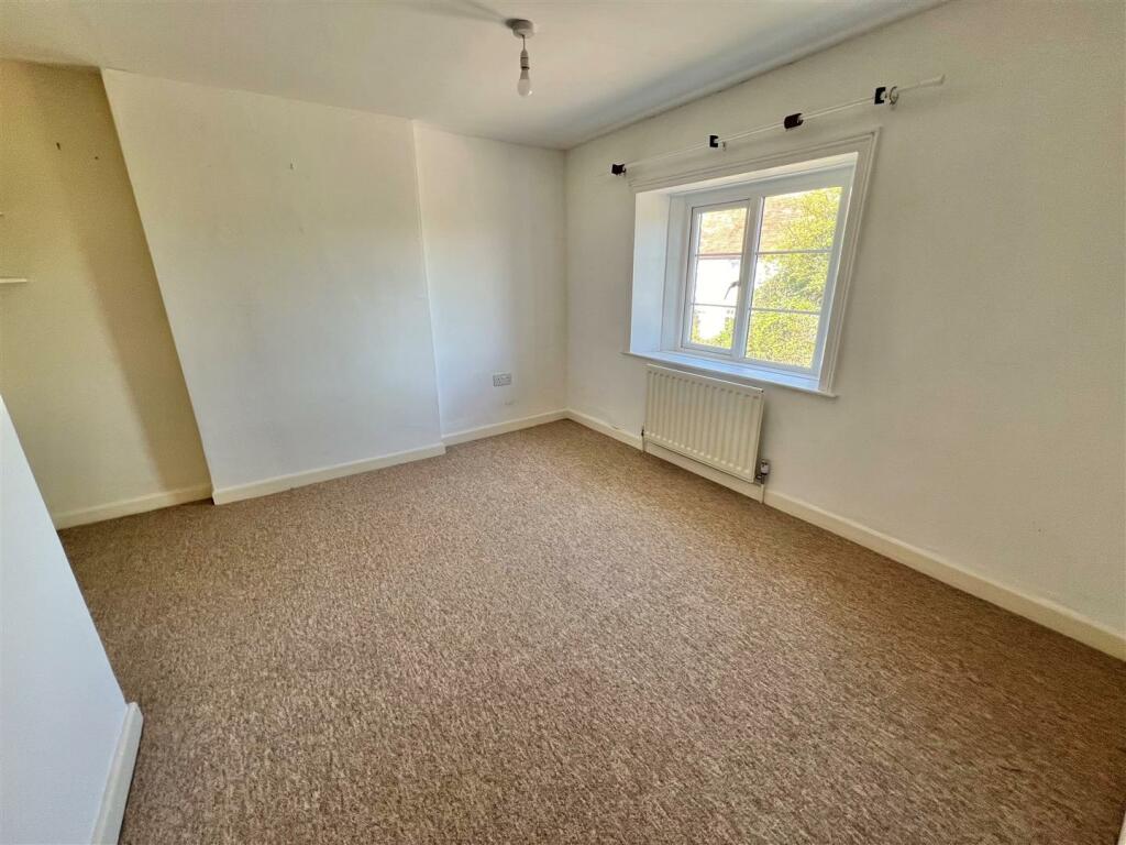 Bedroom 1.jpg