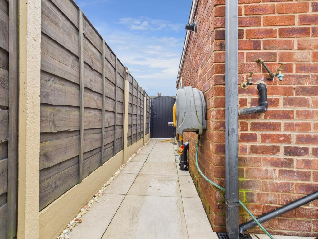 CAM03729G0-PR0173-STILL038