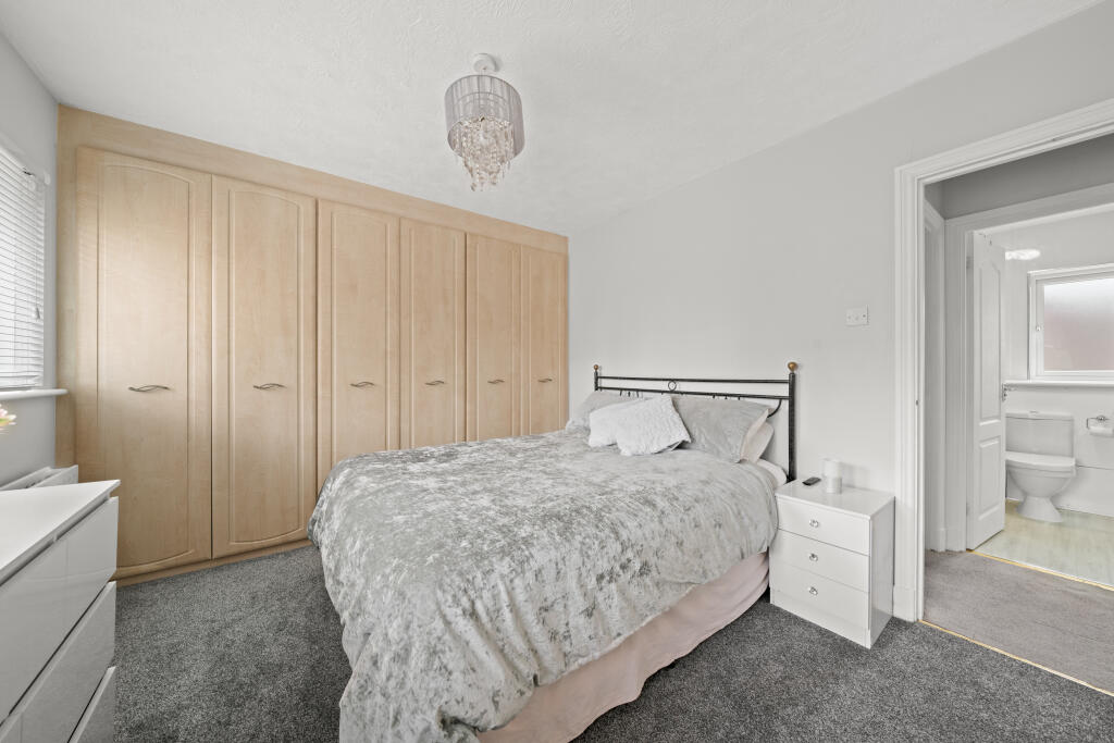 5 Summer Place KT15005