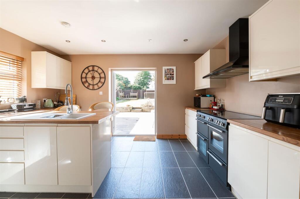 61 Wellingham Ave, Hitchin-10.jpg