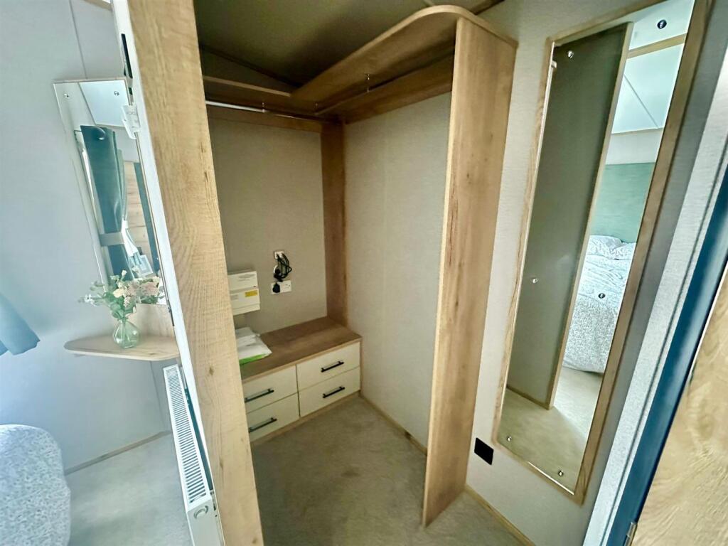 Walk In Wardrobe .jpg