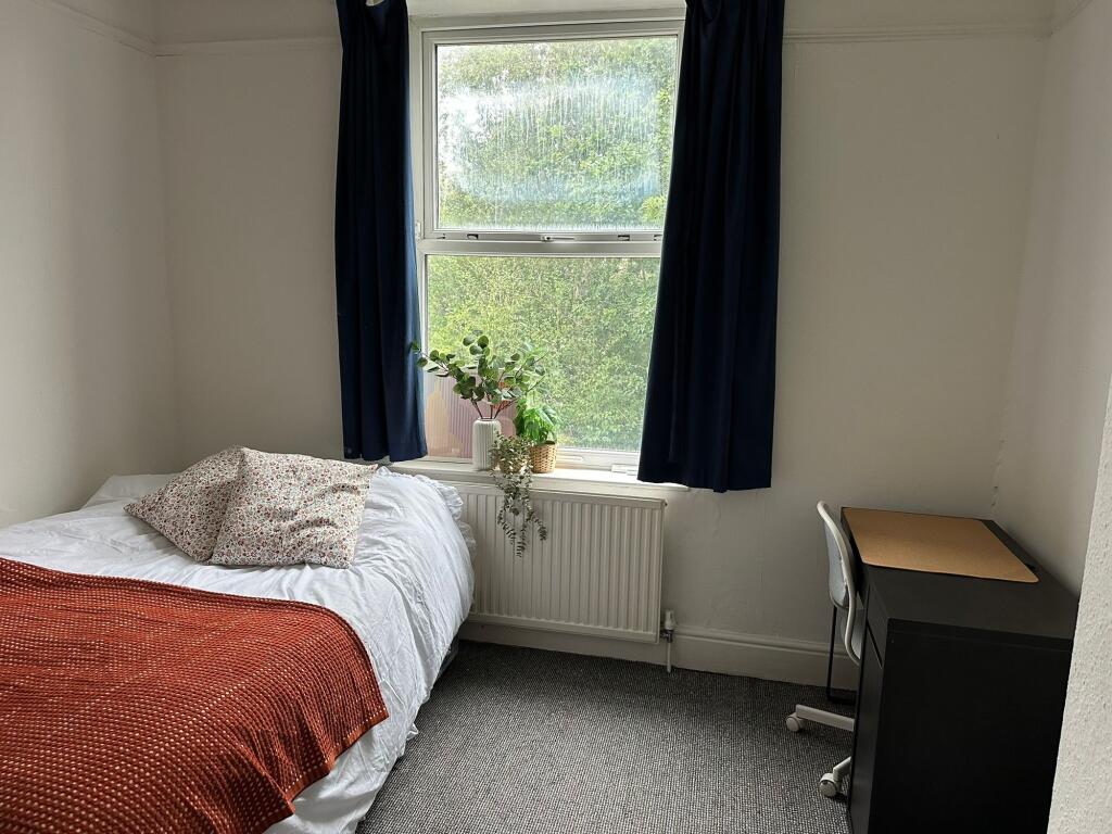 A cozy double bedroom featuring a comfortable b...
