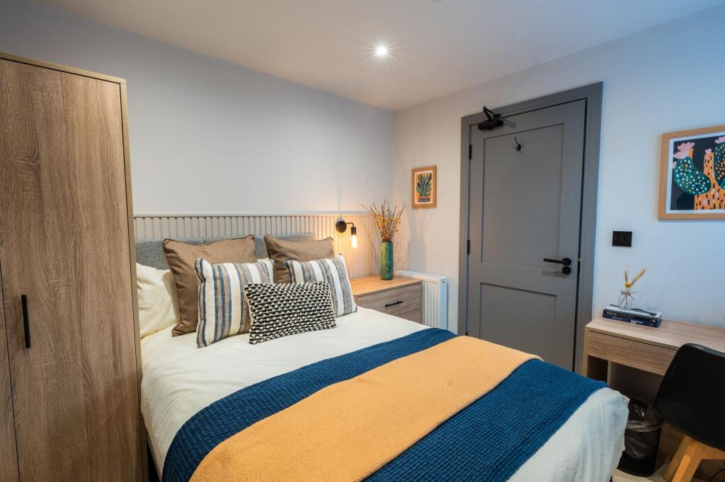 Well-presented double bedroom with a comfy made...