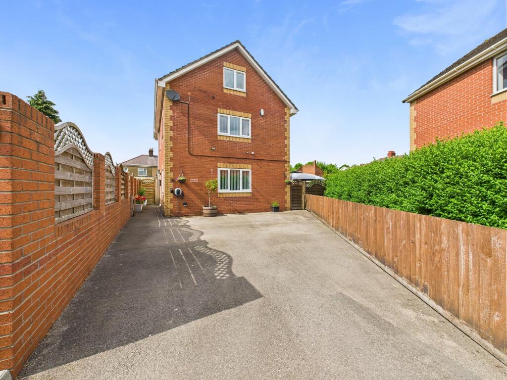 Driveway &amp; Front Entrance