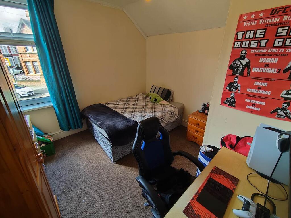 First floor rear bed