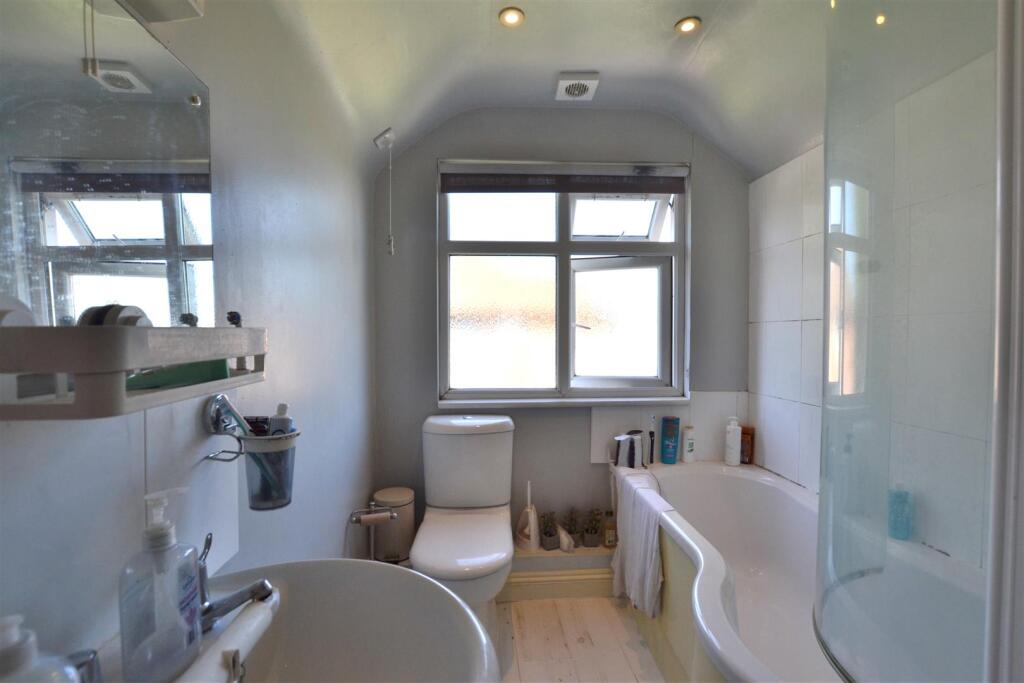 En-Suite 1.JPG