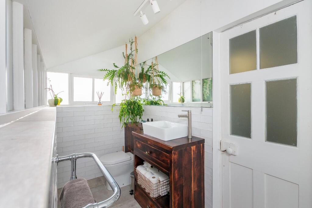 1H7RCN - Shower Room B.jpg