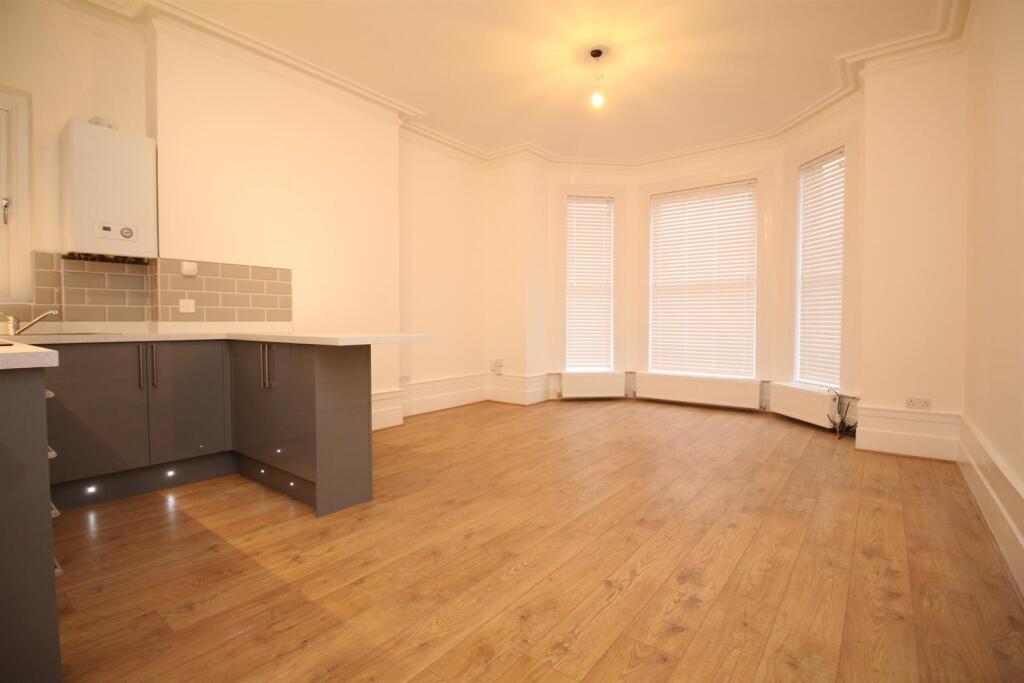 Flat 6, 13 Canterbury Road Lounge.JPG