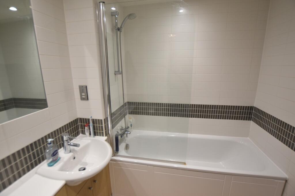 21 Amethyst House bathroom 2