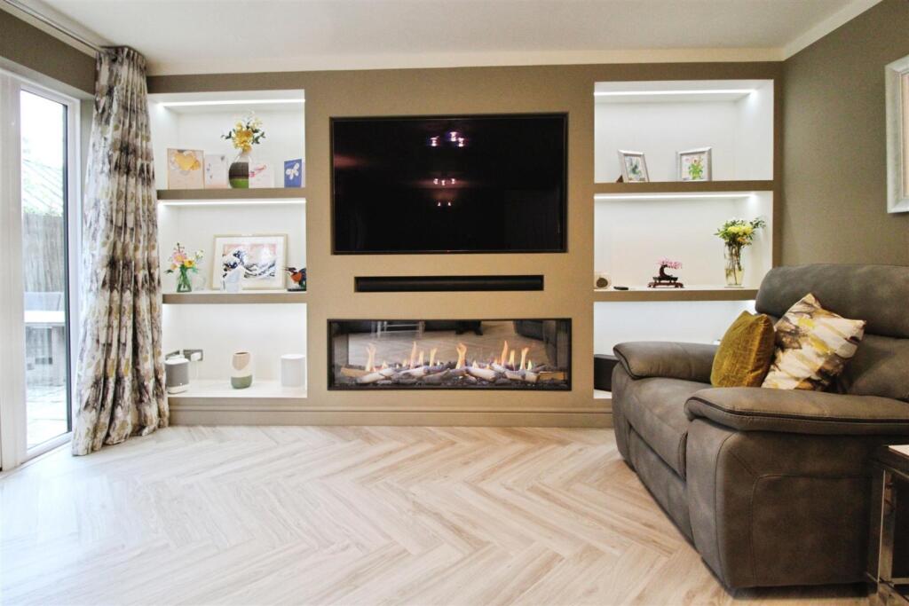 LOUNGE / DINING ROOM