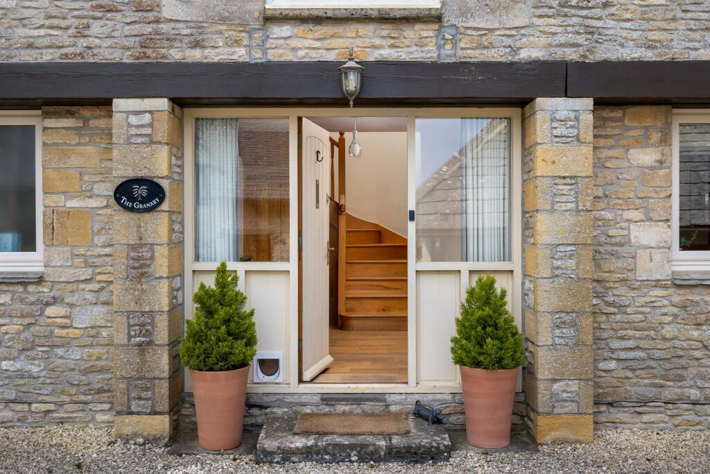 10 - The Granary - GL7 6PA - Web.jpg
