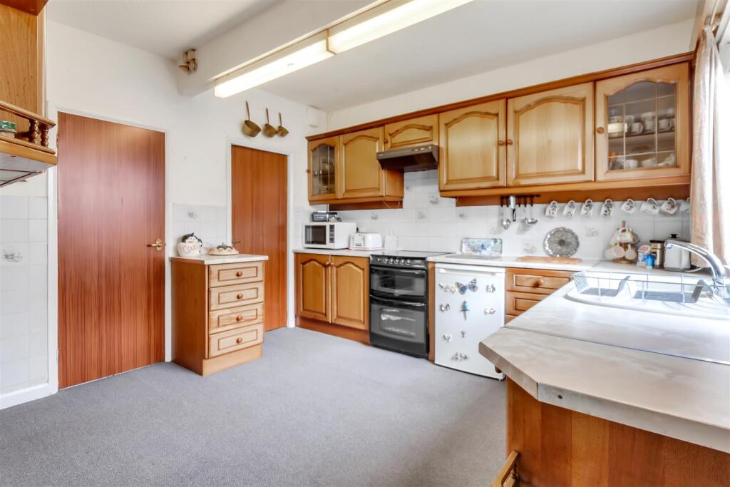Kitchen 2.jpg