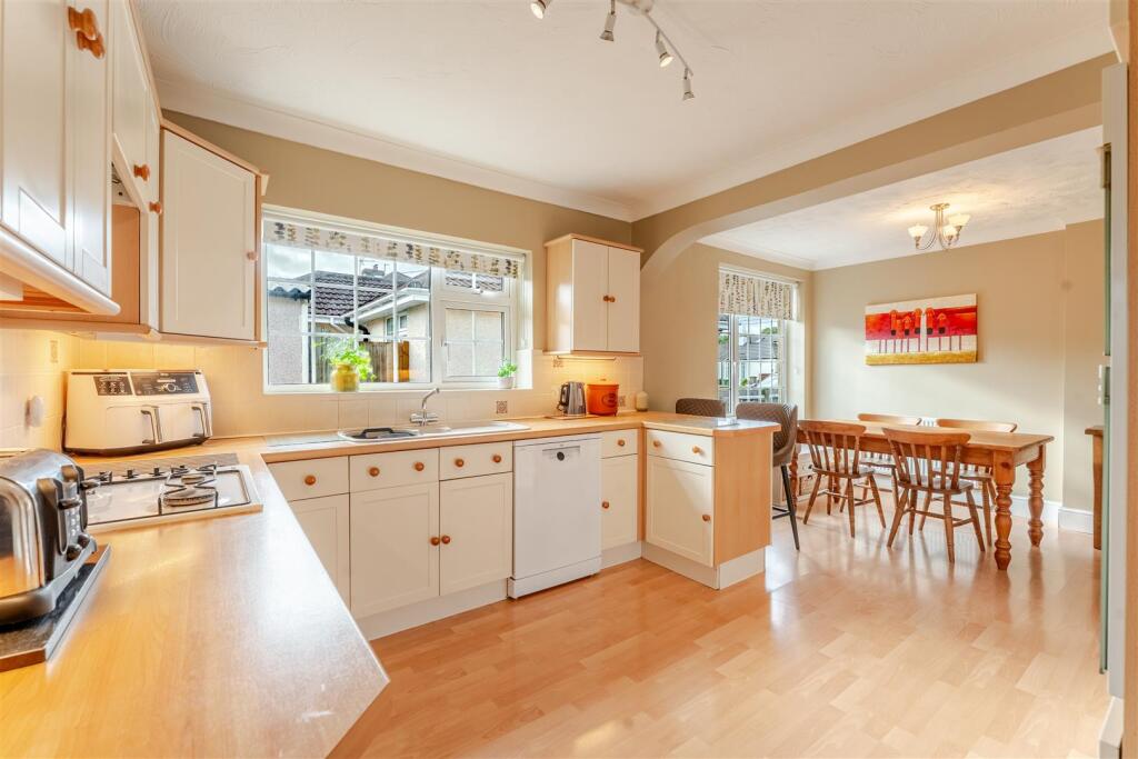 28 Bishops Road, BS49 4NG 19.jpg
