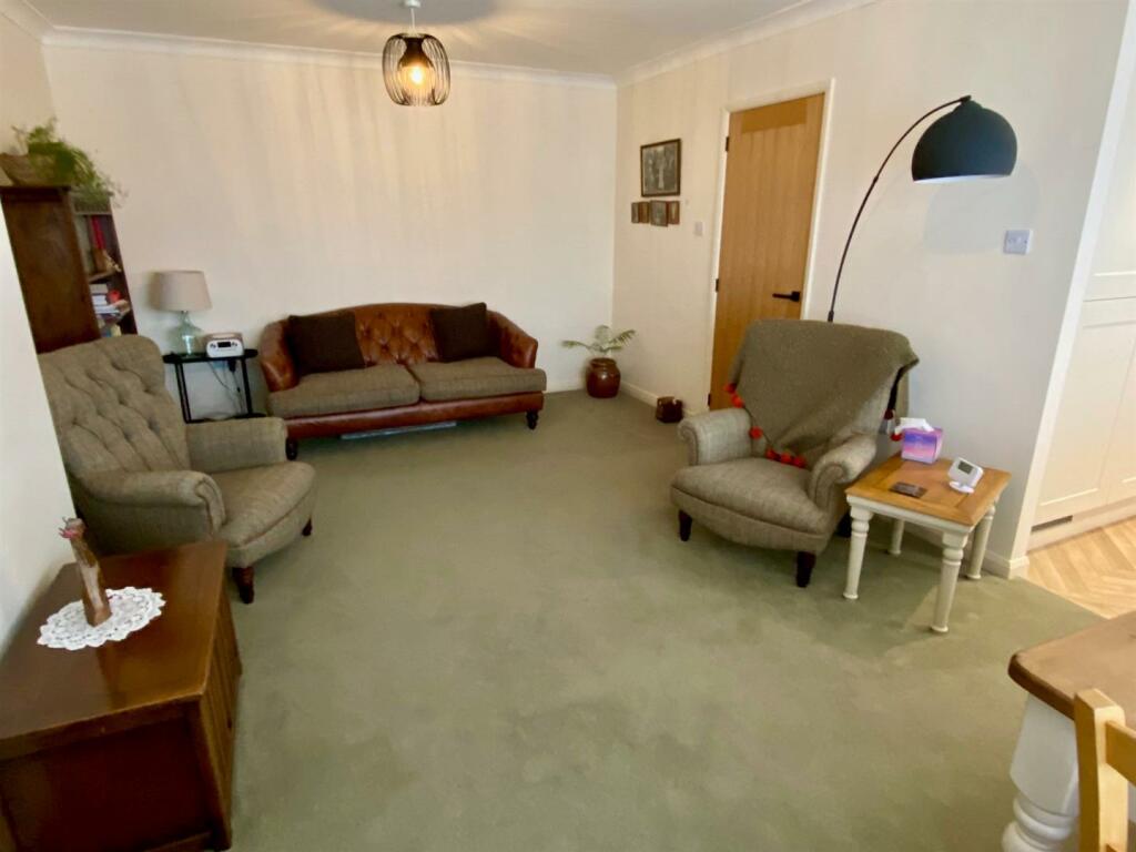 springfield park 8 lounge 2.jpg