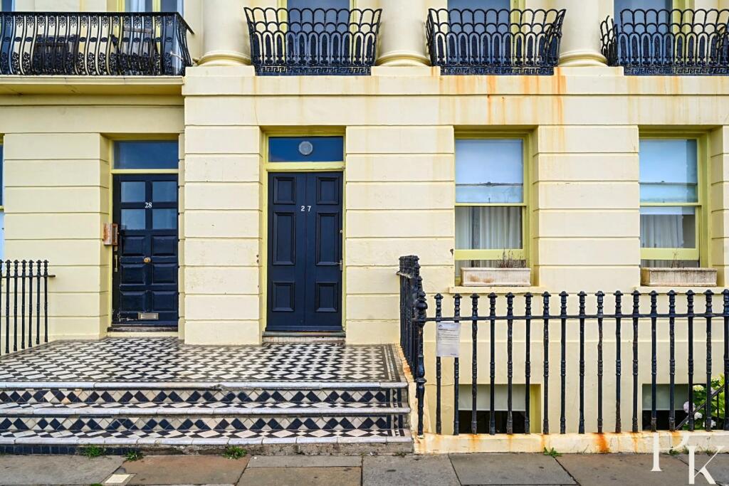 Flt 5, 27 Brunswick Terrace, BN3 (8).jpg