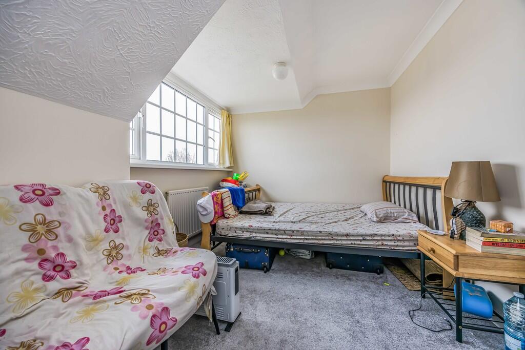 4 Midwood Avenue,...