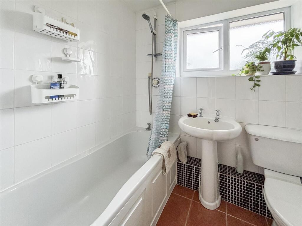 Main Bathroom.jpg