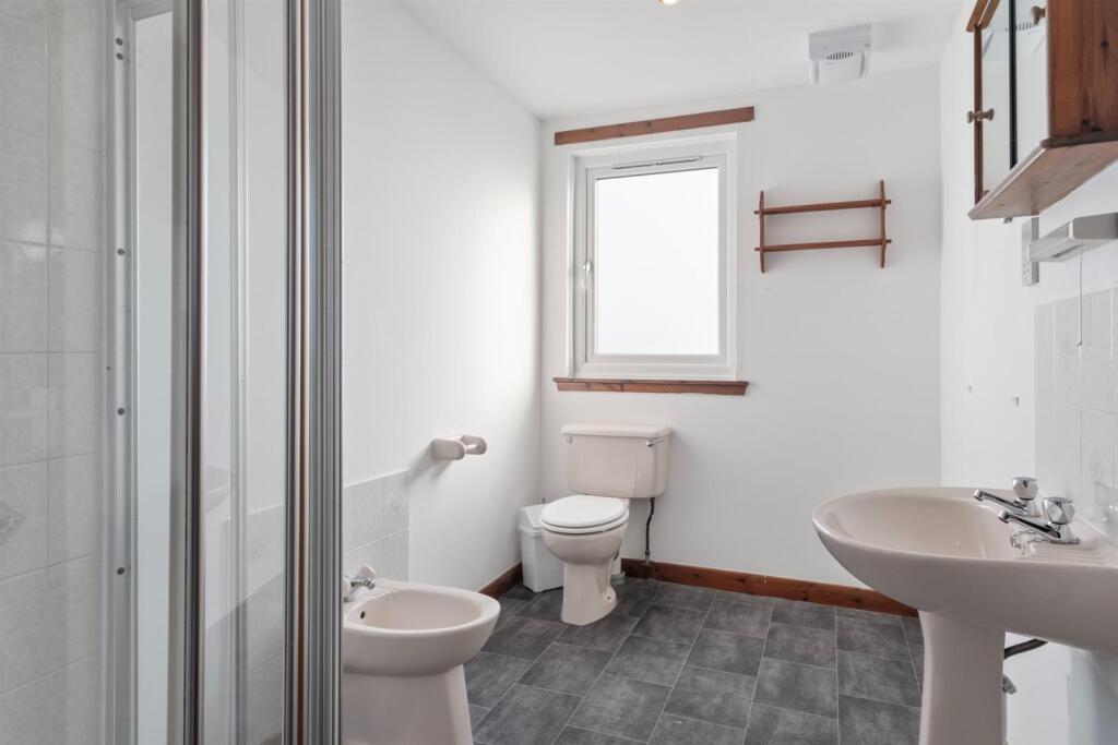 16 - Ensuite bathroom 1b.jpg