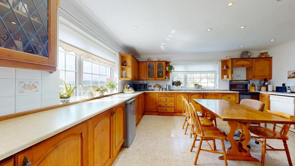 KITCHEN/DINING ROOM