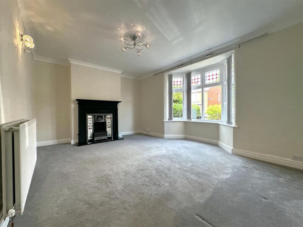 Spacious Bay-Fronted Living Room 333
