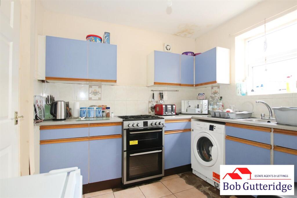 FITTED KITCHEN