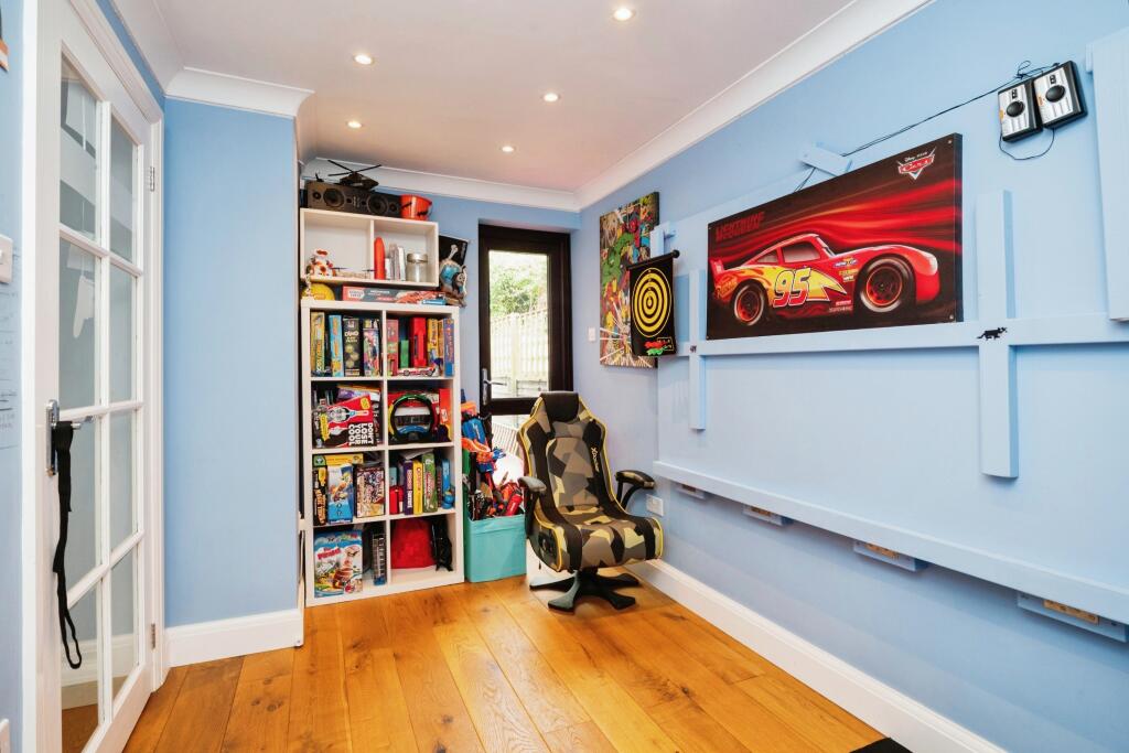 11tobygardenshadlowtn110ew-15