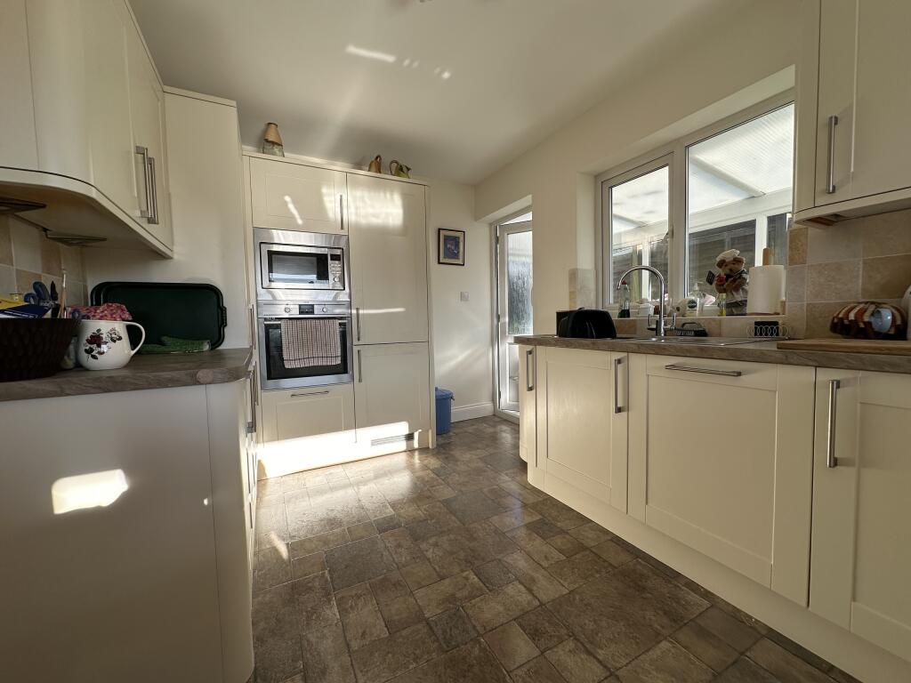 Kitchen 2.JPG
