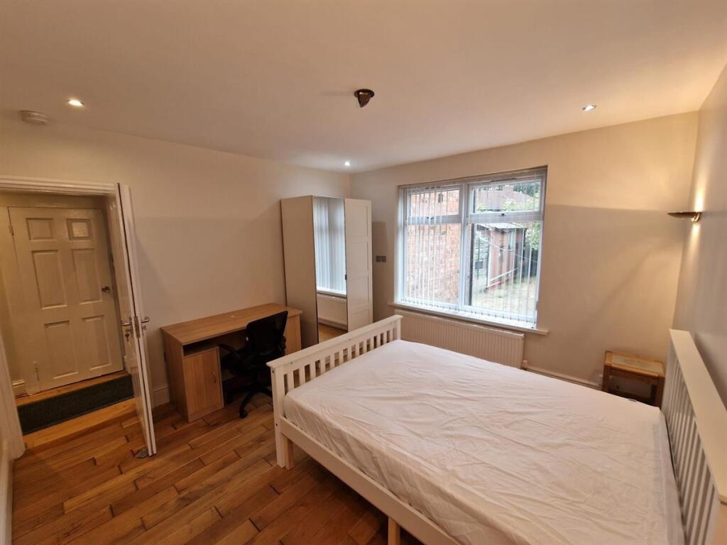 Bright, well-kept double bedroom with a large w...