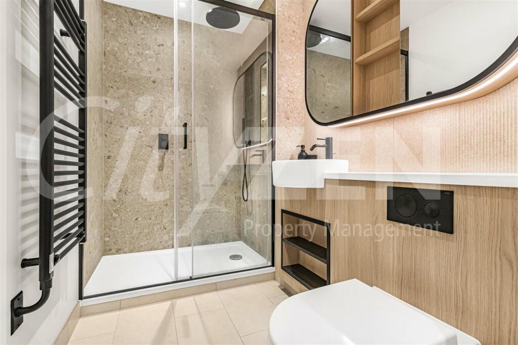 EN SUITE SHOWER ROOM