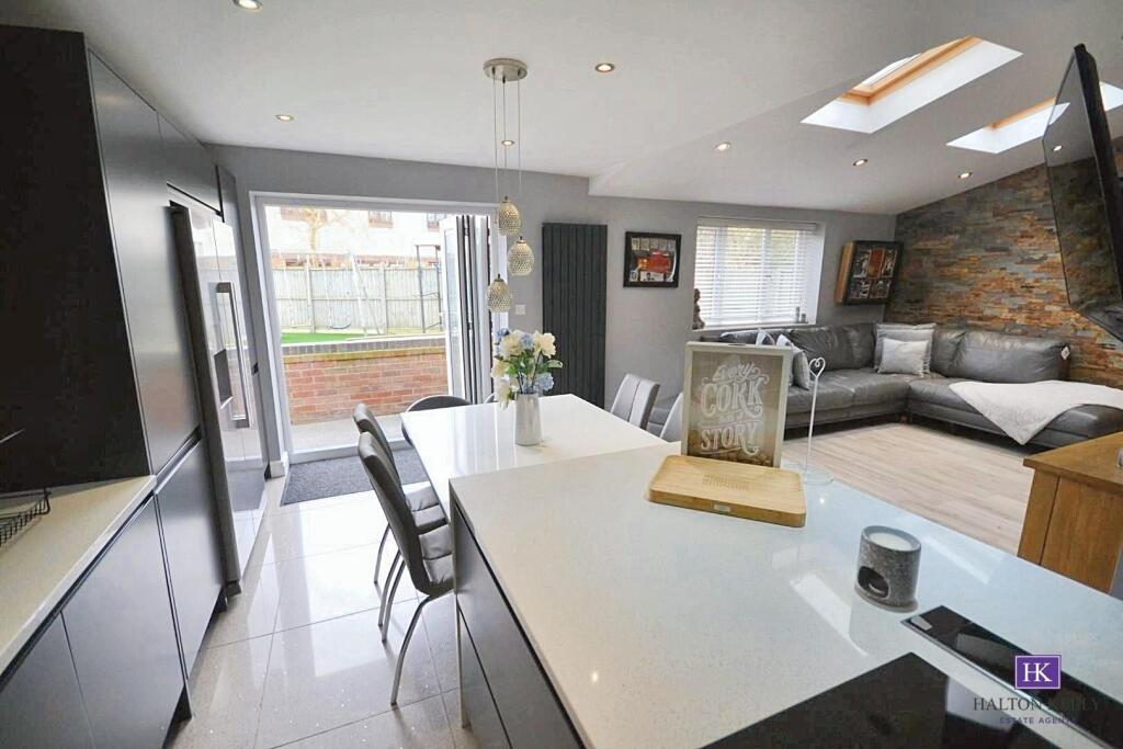 OPEN PLAN KITCHEN/LIVING SPACE