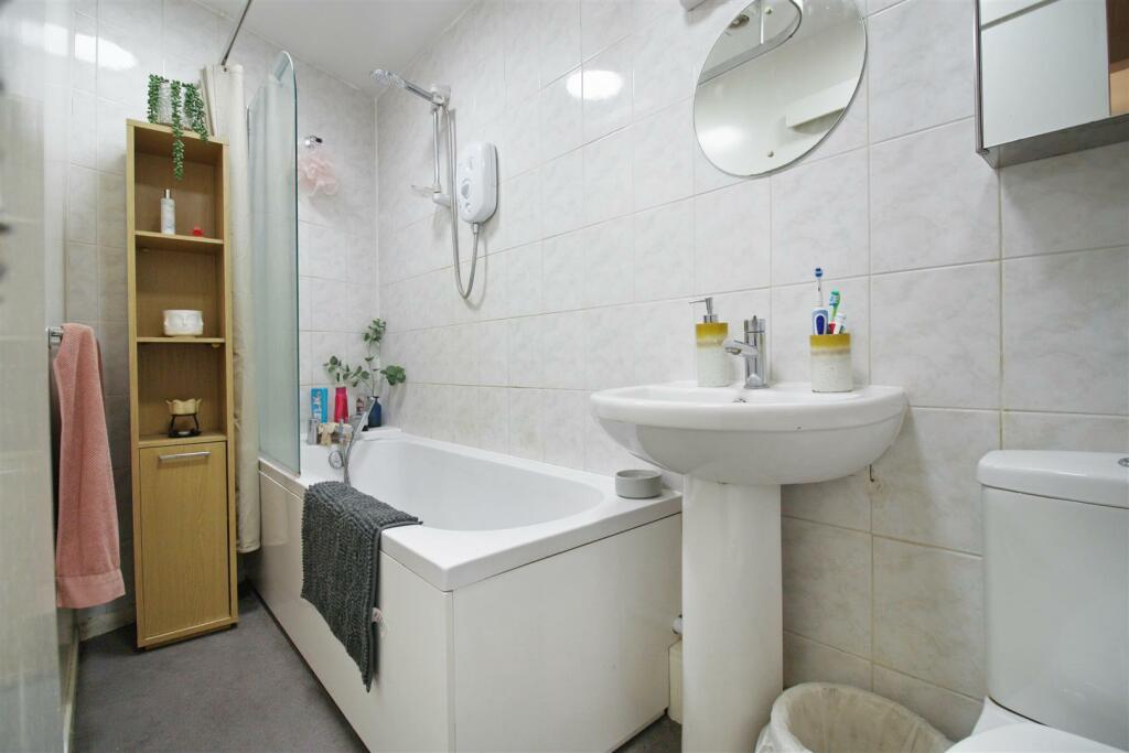 Garden Flat Bathroom