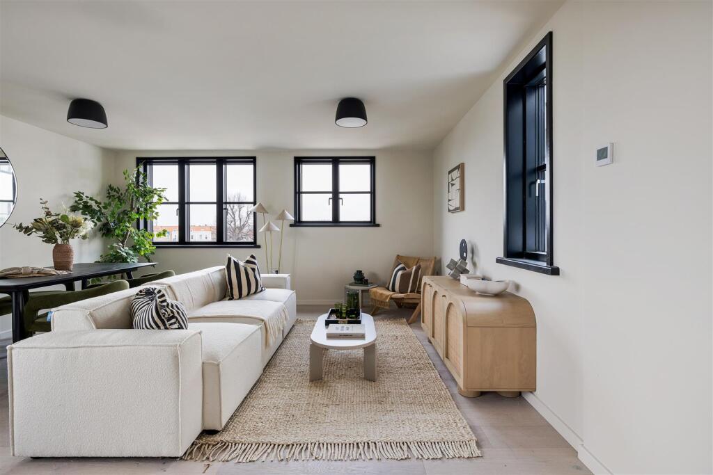 Harley Court, E11