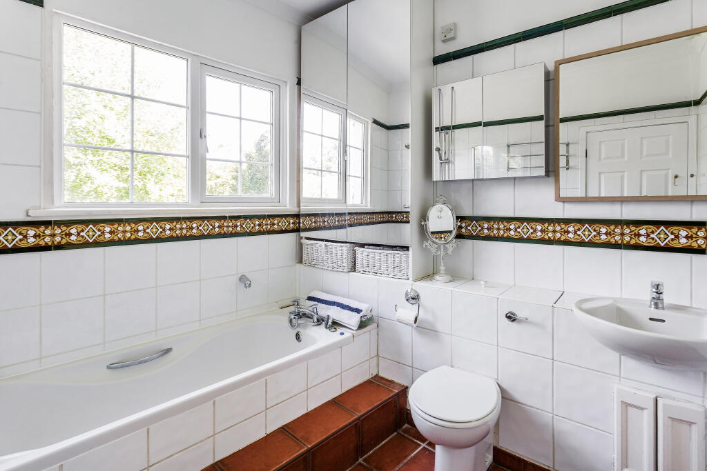 Family bathroom.jpg