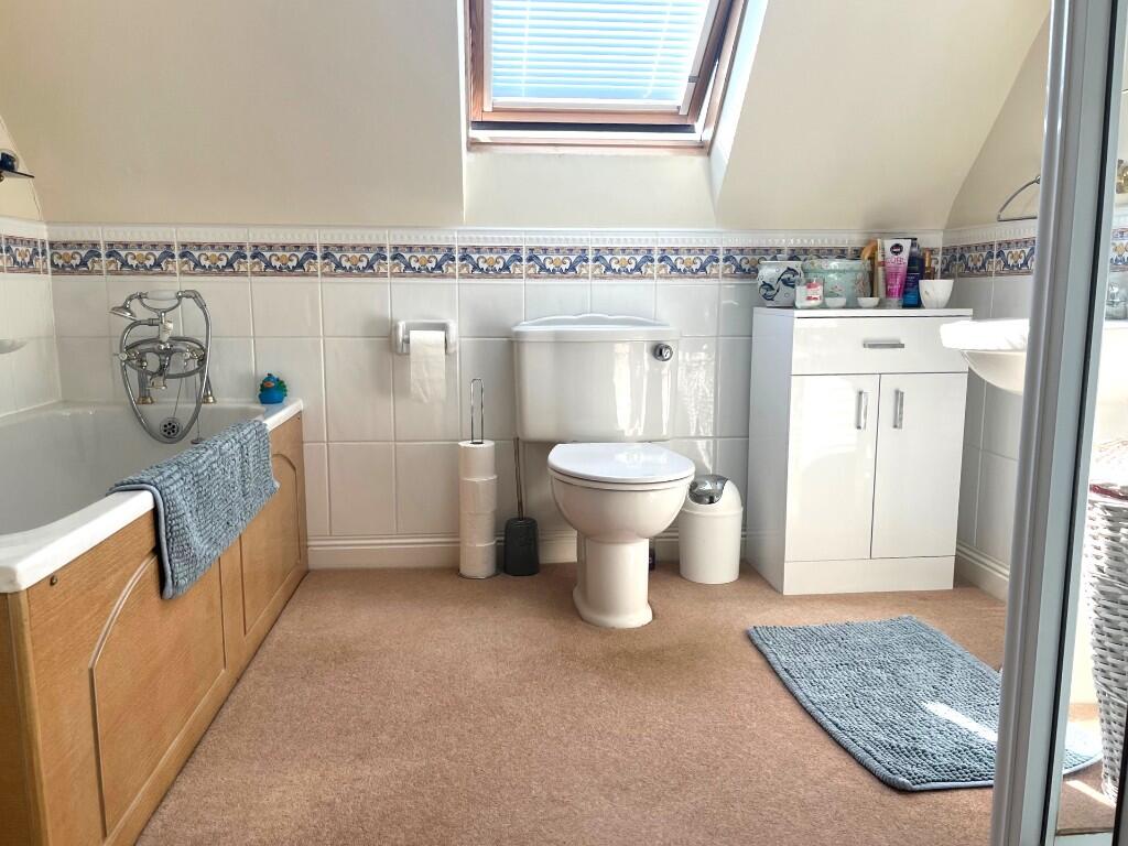 En-suite (bed 1)