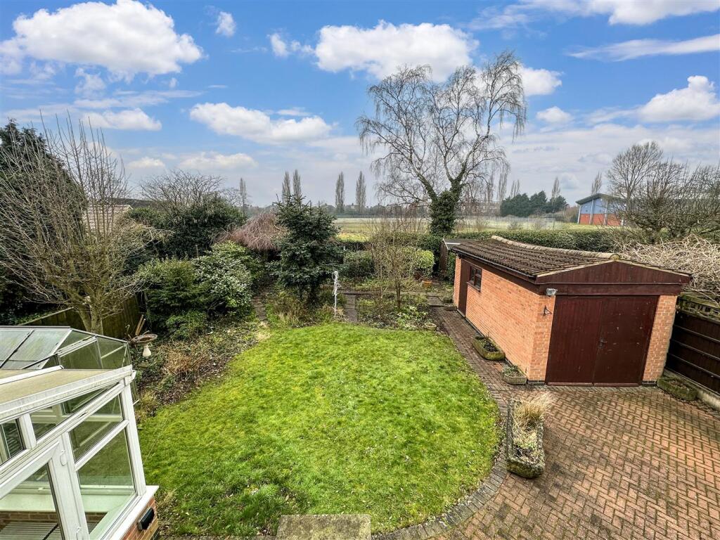 Delightful Rear Garden &amp; Unspoiled Outlook Behind 