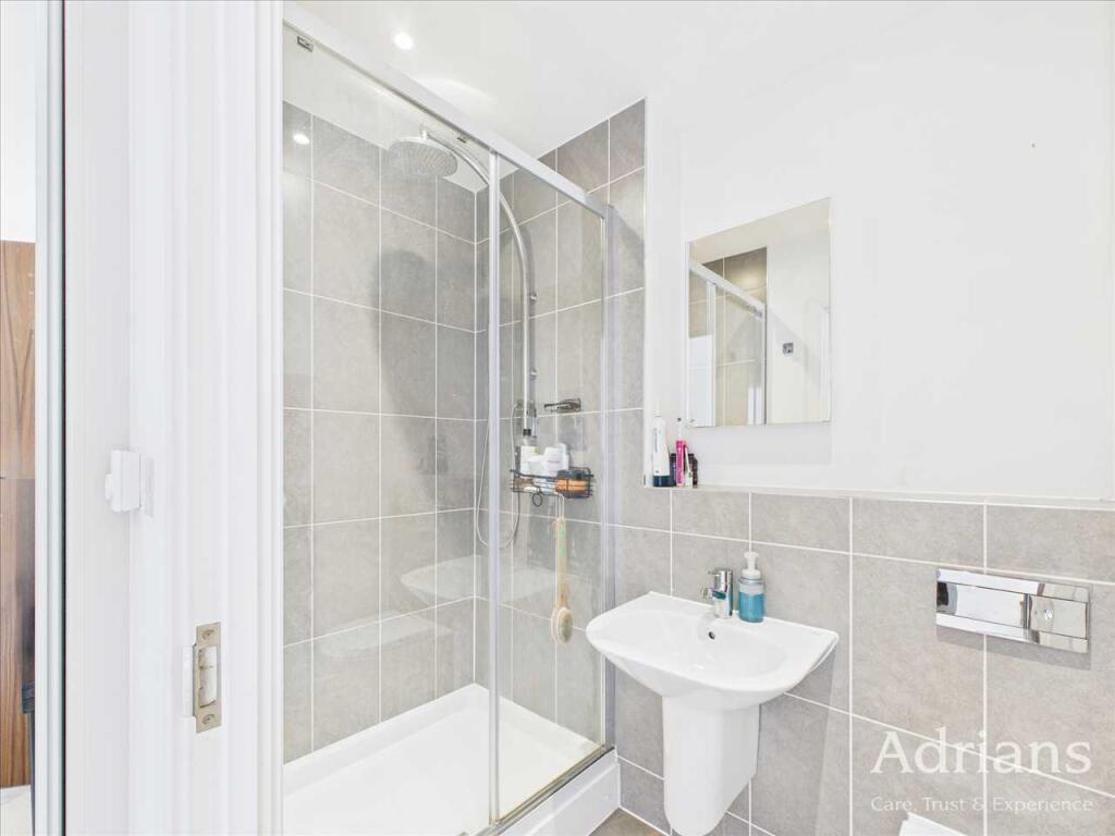 EN-SUITE SHOWER ROOM