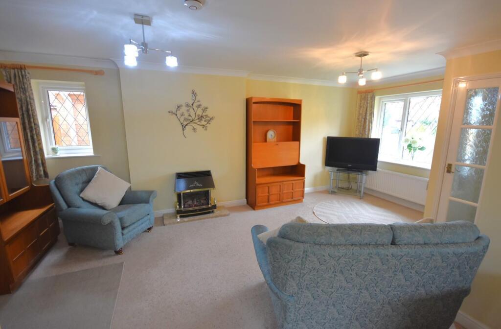 OPEN PLAN LOUNGE/DINING AREA