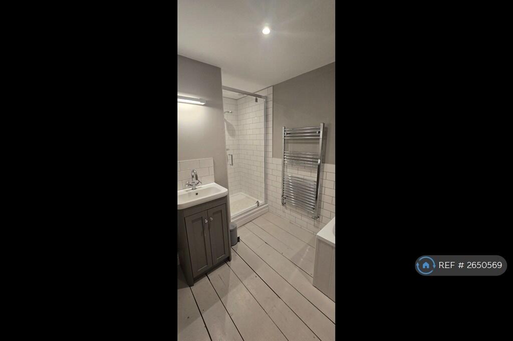 Master En-Suite Shower