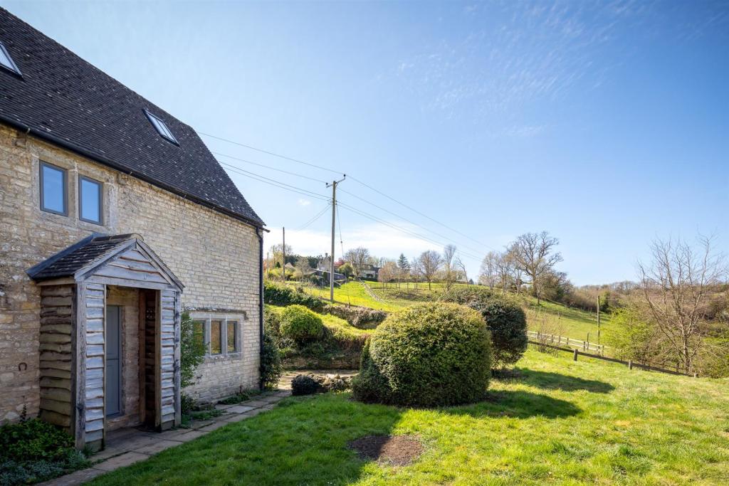 20 - Christmas Cottage - GL6 8JG - Web.jpg