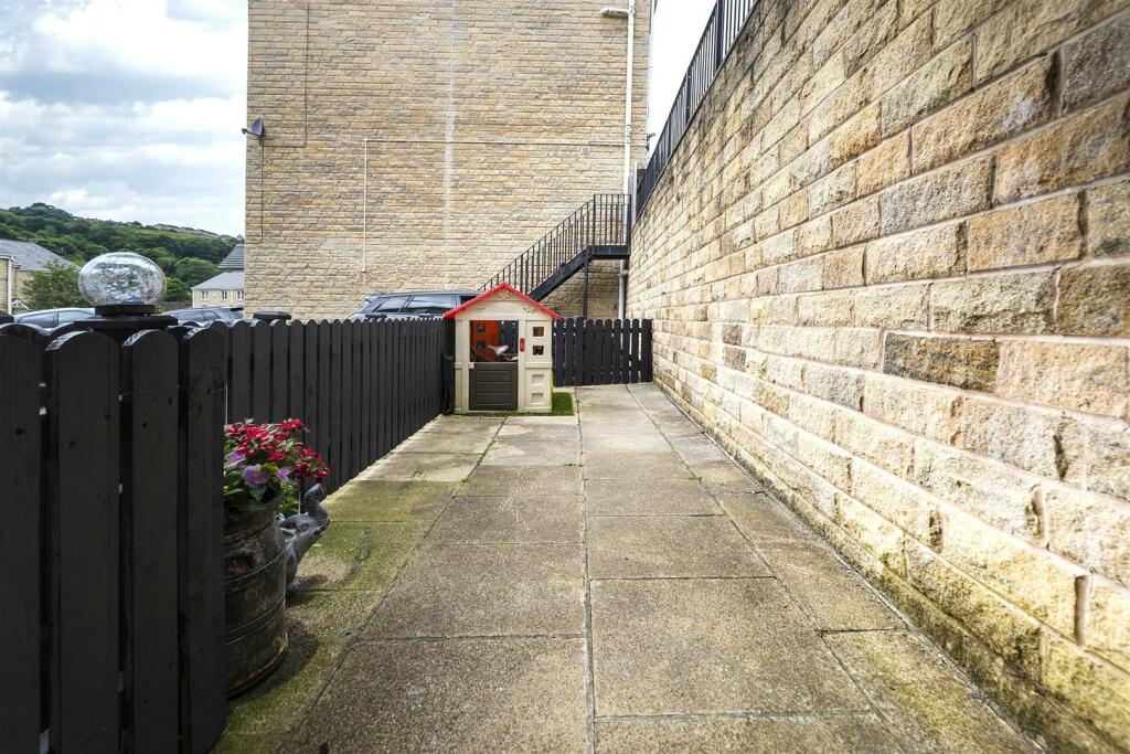 Bramleys Estate Agents - Heatherdale - Halifax (29