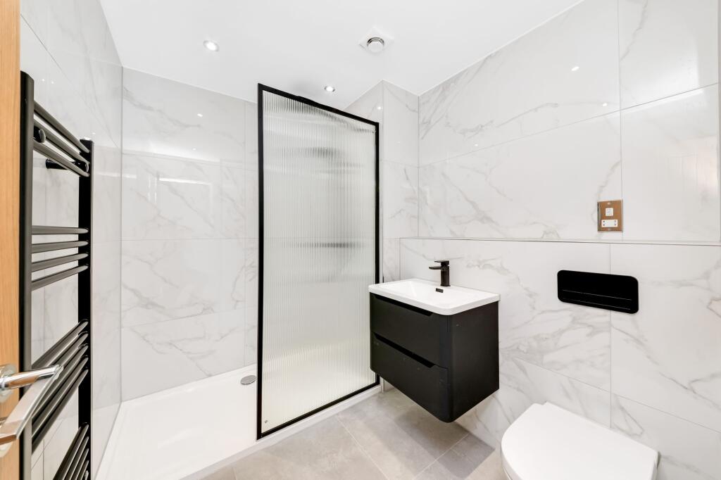EN-SUITE SHOWER ROOM
