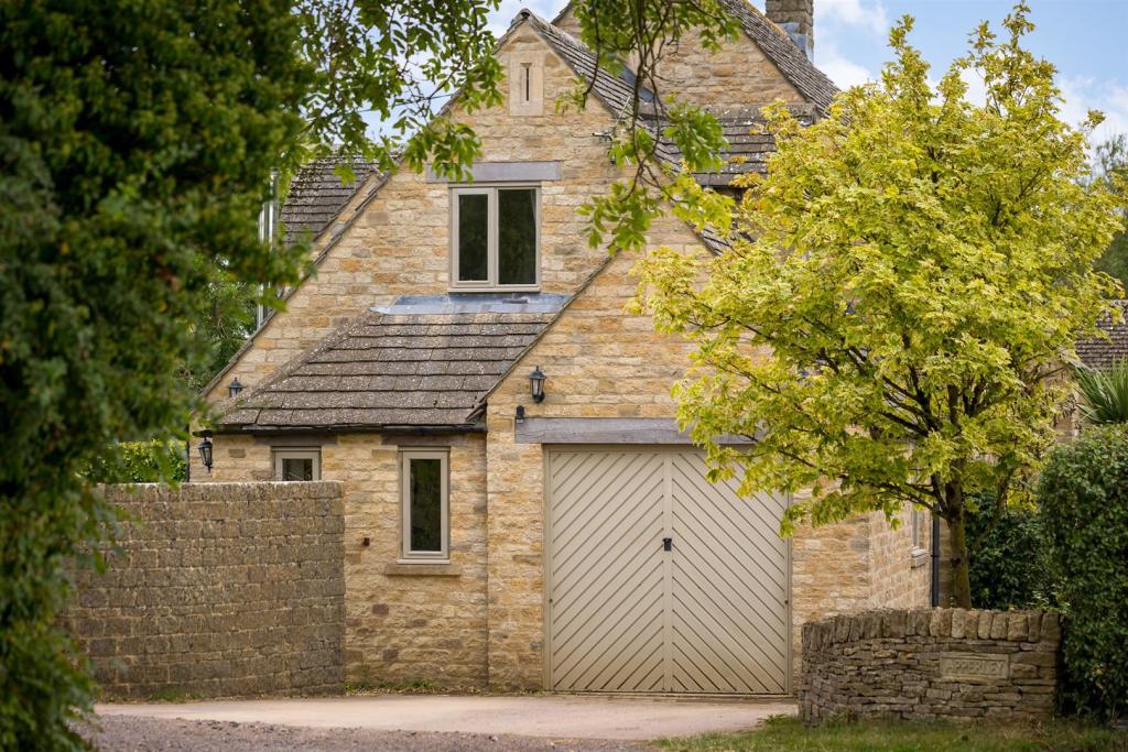 3 - Apperley - GL54 4NQ - Web.jpg