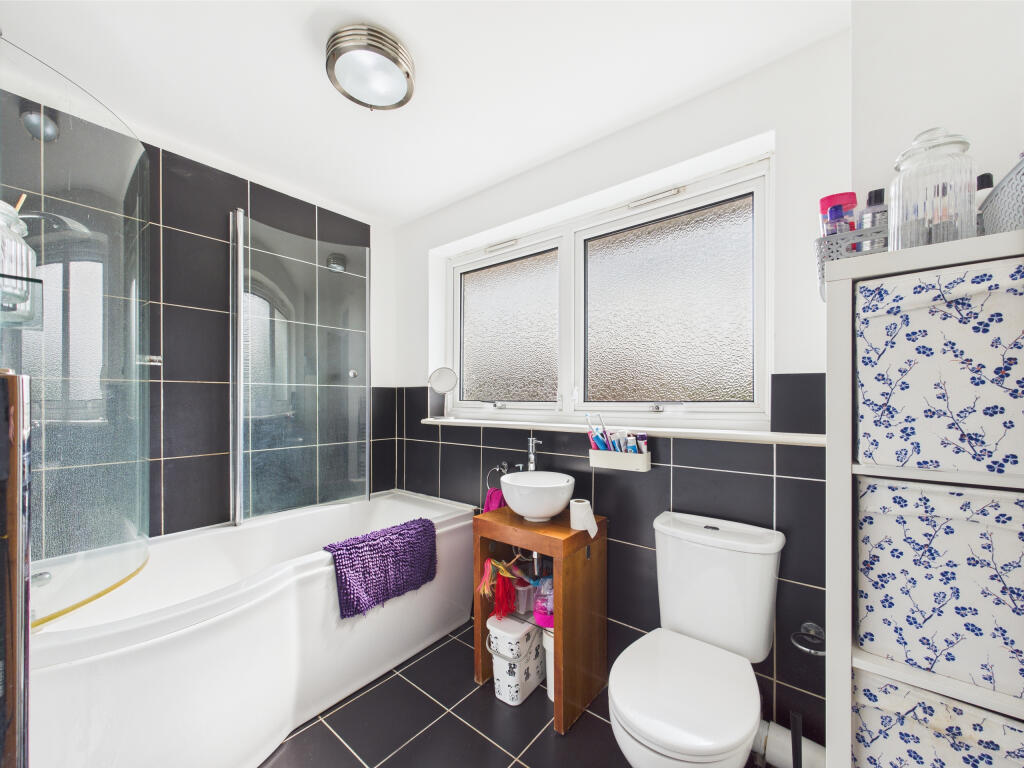 CAM01354G0-PR0488-STILL008