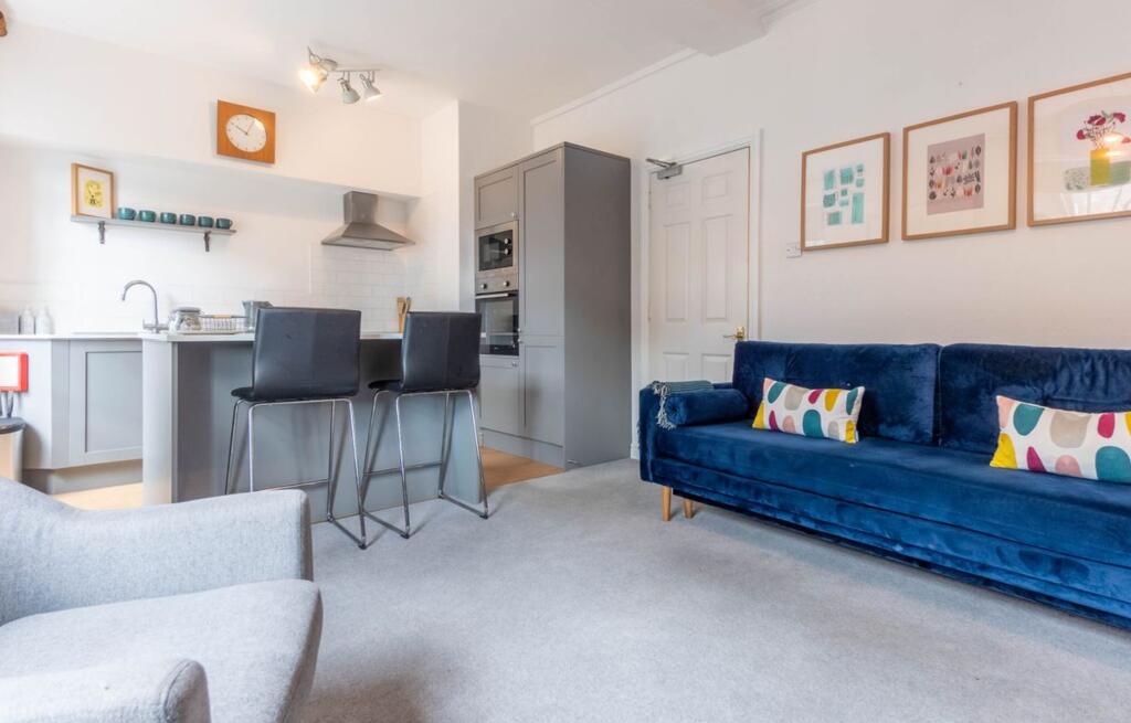 OPEN PLAN LIVING AREA