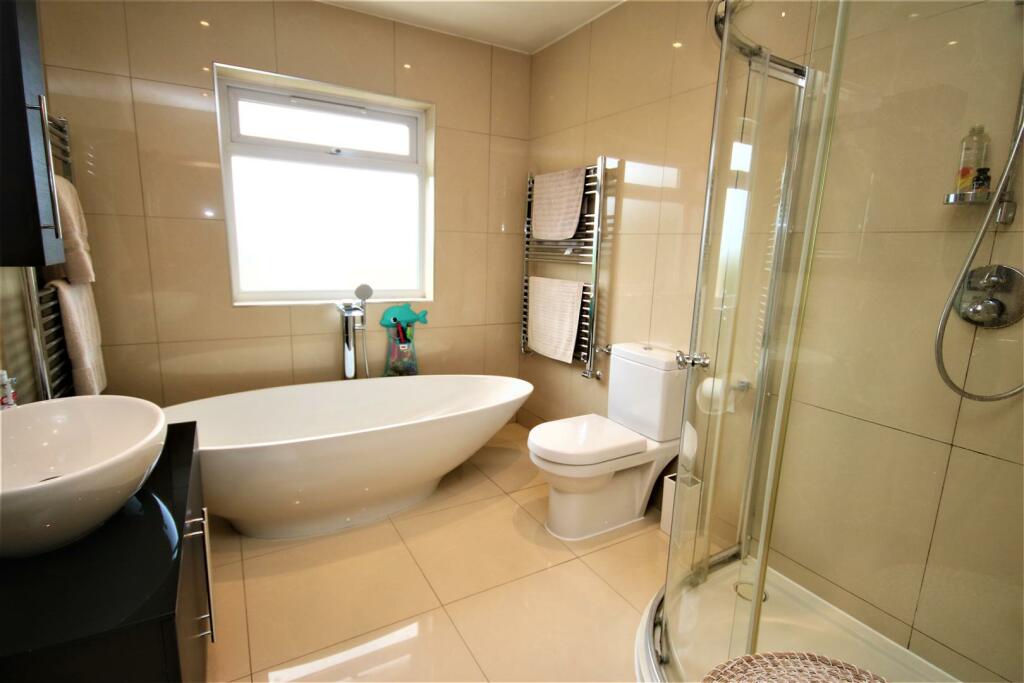 LUXURY FAMILY BATHROOM: