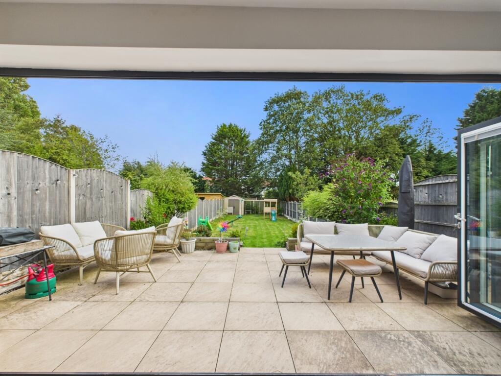 CAM02386G0-PR0140-STILL033