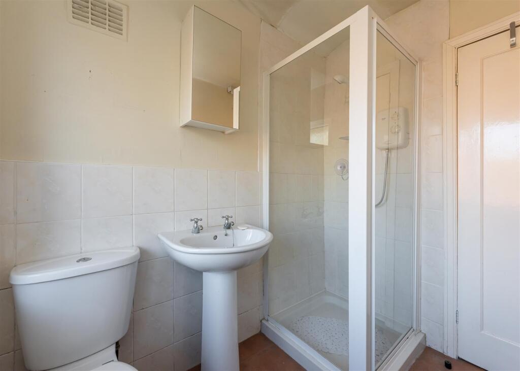 28 Hall End Lane-shower room.jpg