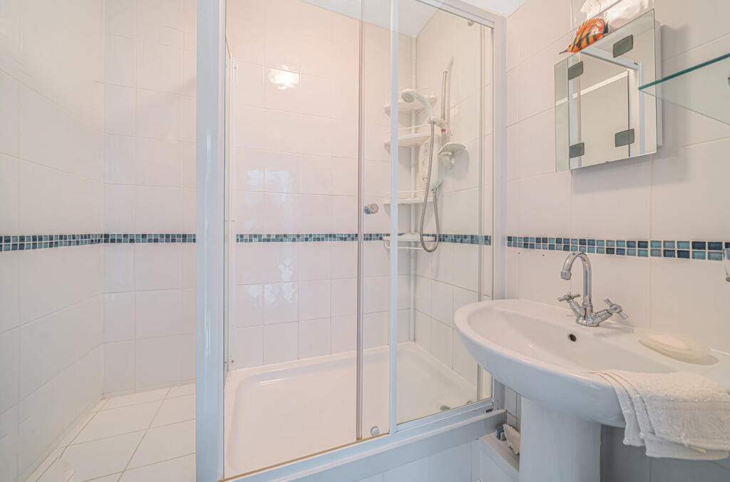 1306952-7-684bf8d...