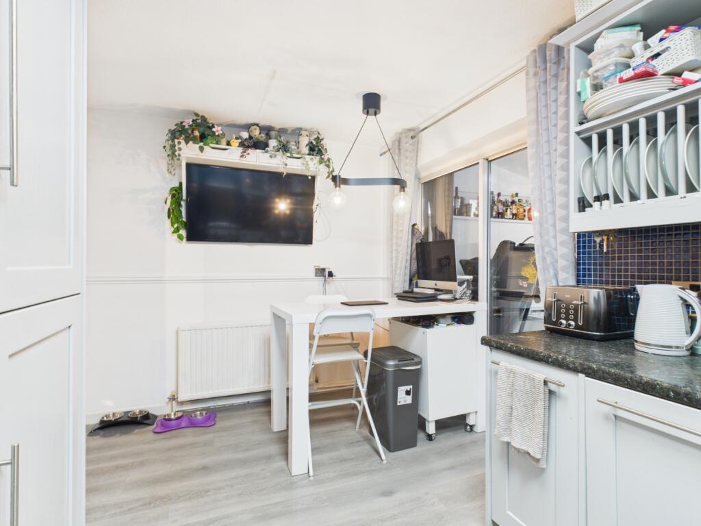 CAM03729G0-PR0195-STILL024