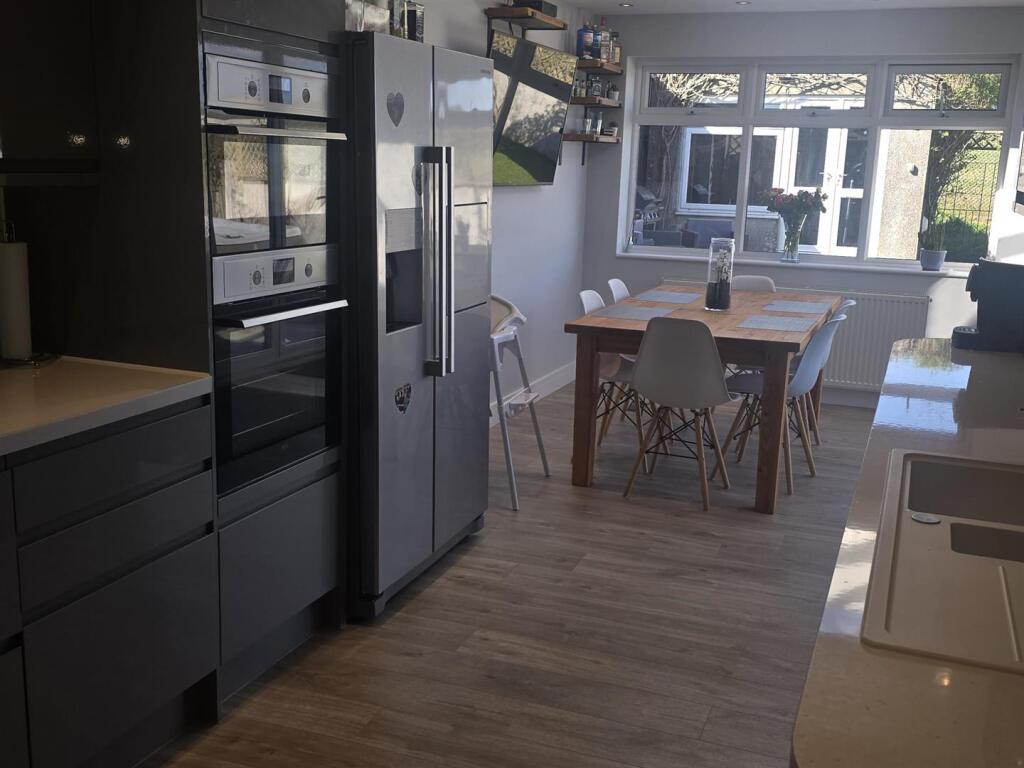 Kitchen / Breakfast Room